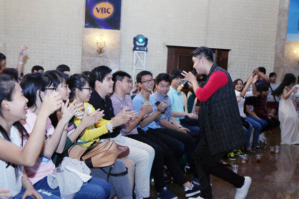 Ca[-]sĩ[-]A[-]Tuân[-]cháy[-]hết[-]mình[-]trong[-]đêm[-]Chung[-]kết[-]cuộc[-]thi[-]Golden[-]Rhythm[-]2015